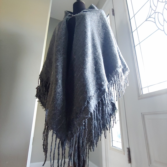 Andrew Marc Grey Fringe Poncho One Size - Picture 6 of 11